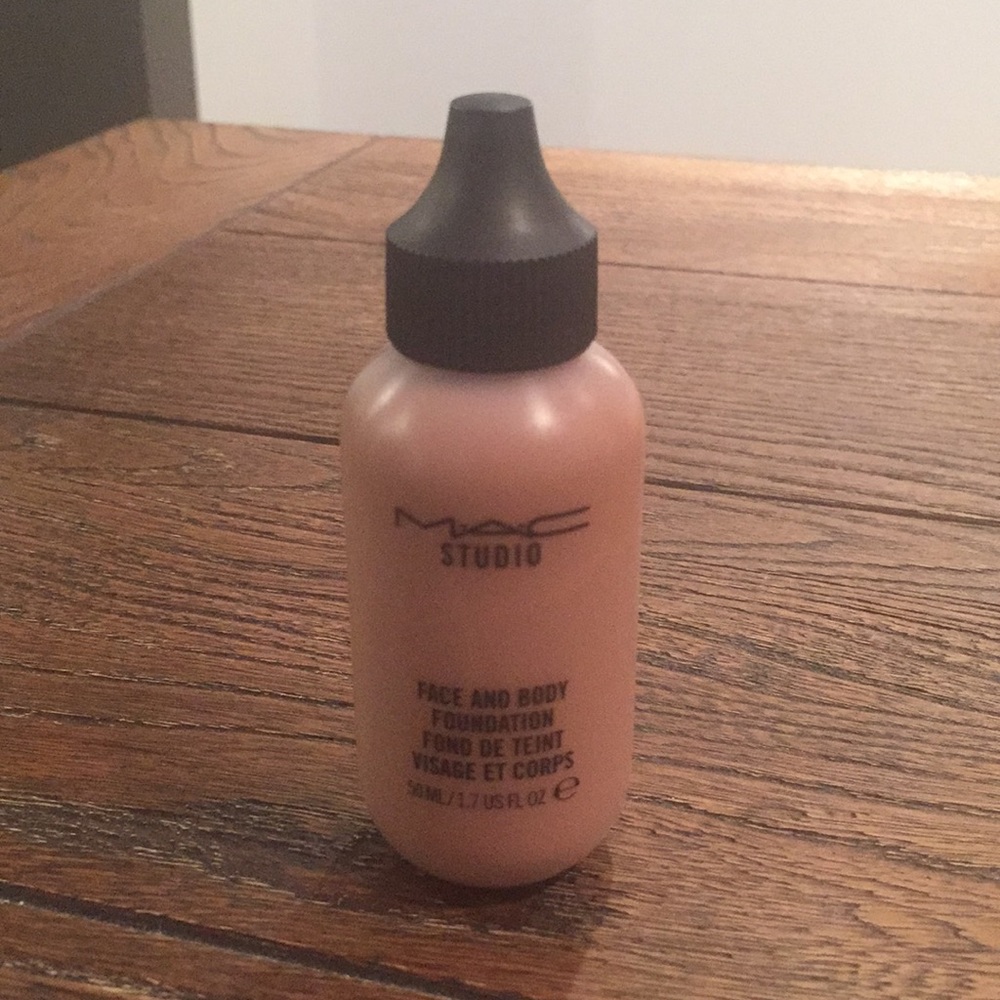 MAC Cosmetics Face and Body Foundation N9